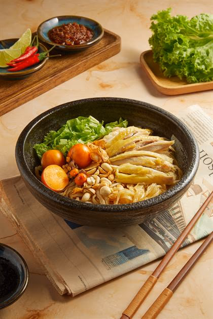 Phở trộn chua ngọt rắc rau thơm.