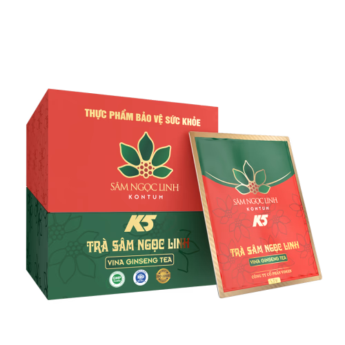 Hộp giấy màu đỏ và vàng của Trà Sâm Ngọc Linh K5, in hình củ sâm ở mặt trước.